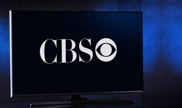 Cbsのロゴが表示されるフラットスクリーンテレビセット — ストック写真