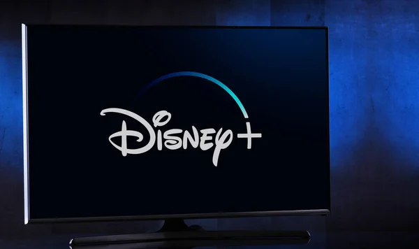 Téléviseur à écran plat affichant le logo de Disney + — Photo