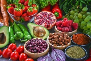 Taze vejetaryen bakkal ürünleri ile kompozisyon.