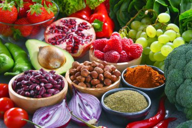 Taze vejetaryen bakkal ürünleri ile kompozisyon.