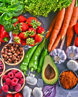 Taze vejetaryen bakkal ürünleri ile kompozisyon.