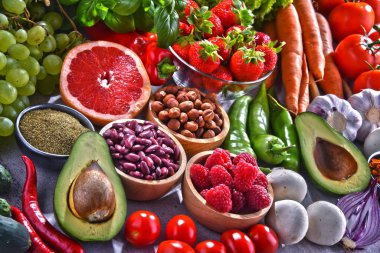 Taze vejetaryen bakkal ürünleri ile kompozisyon.