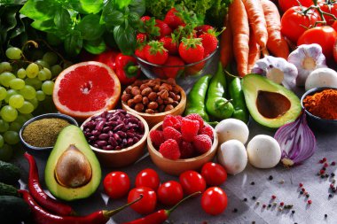 Taze vejetaryen bakkal ürünleri ile kompozisyon.