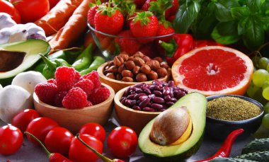 Taze vejetaryen bakkal ürünleri ile kompozisyon.