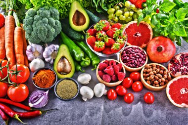 Taze vejetaryen bakkal ürünleri ile kompozisyon.