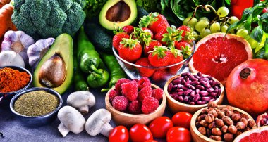 Taze vejetaryen bakkal ürünleri ile kompozisyon.