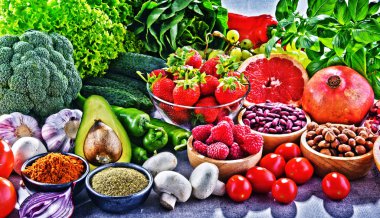 Taze vejetaryen bakkal ürünleri ile kompozisyon.