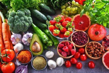 Taze vejetaryen bakkal ürünleri ile kompozisyon.