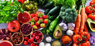 Taze vejetaryen bakkal ürünleri ile kompozisyon.