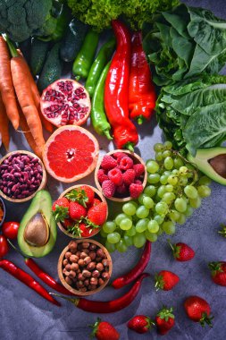 Taze vejetaryen bakkal ürünleri ile kompozisyon.