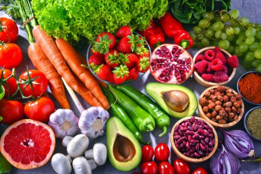 Taze vejetaryen bakkal ürünleri ile kompozisyon.