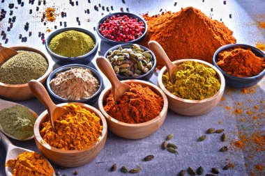 Baharat mutfak masasının üzerinde çeşitli.