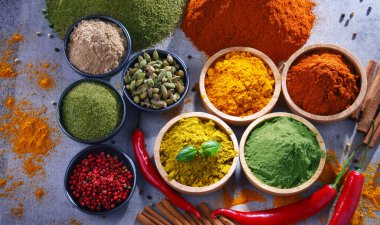 Baharat mutfak masasının üzerinde çeşitli.