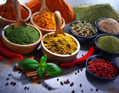 Baharat mutfak masasının üzerinde çeşitli.