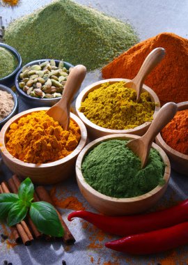 Baharat mutfak masasının üzerinde çeşitli.