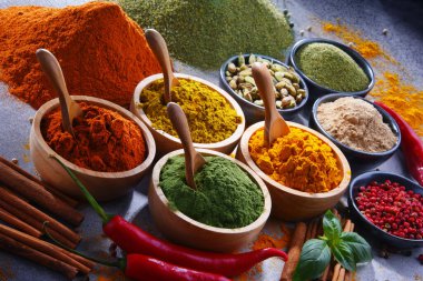 Baharat mutfak masasının üzerinde çeşitli.