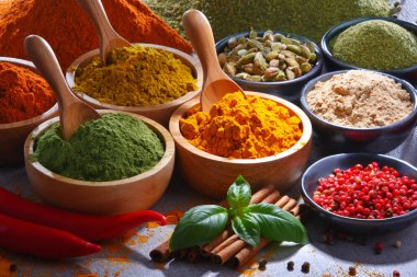 Baharat mutfak masasının üzerinde çeşitli.