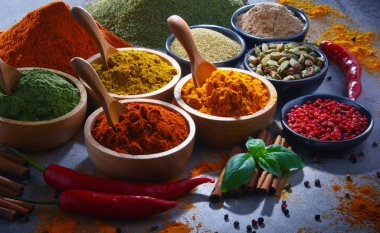 Baharat mutfak masasının üzerinde çeşitli.