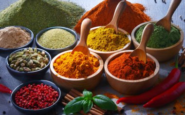 Baharat mutfak masasının üzerinde çeşitli.