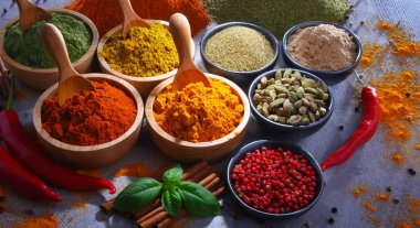 Baharat mutfak masasının üzerinde çeşitli.