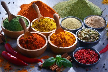 Baharat mutfak masasının üzerinde çeşitli.