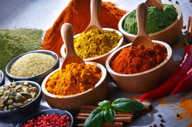 Baharat mutfak masasının üzerinde çeşitli.