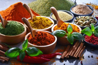 Baharat mutfak masasının üzerinde çeşitli.