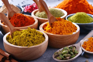 Baharat mutfak masasının üzerinde çeşitli.