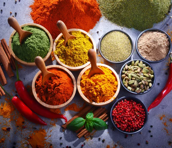 Baharat mutfak masasının üzerinde çeşitli.