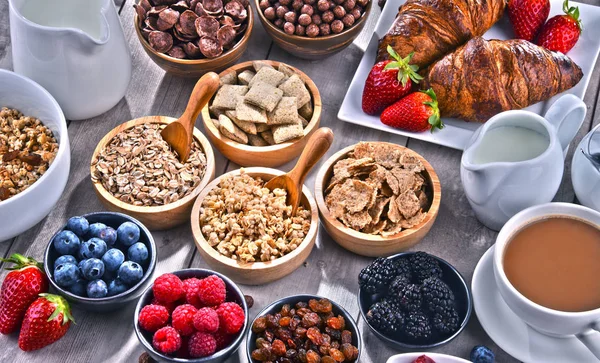Zusammensetzung Mit Verschiedenen Frühstücksprodukten Und Frischem Obst — Stockfoto