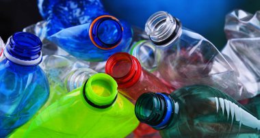 Boş renkli karbonatlı içecek şişeleri. Plastik atık