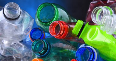 Boş renkli karbonatlı içecek şişeleri. Plastik atık
