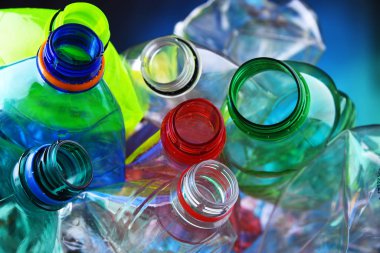 Boş renkli karbonatlı içecek şişeleri. Plastik atık