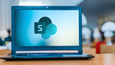 POZNAN, POL - 19 Şubat 2020: SharePoint 'in dizüstü bilgisayar görüntüleme logosu, Microsoft tarafından geliştirilen Office aile yazılımı ve hizmetlerinin bir parçasıdır.