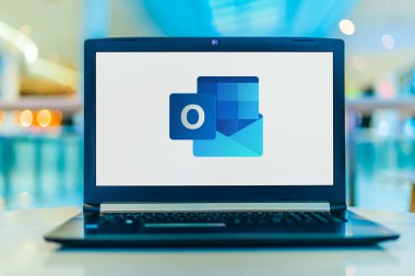 POZNAN, POL - 18 Şubat 2020: Microsoft tarafından geliştirilen Office aile yazılımı ve hizmetlerinin bir parçası olan Microsoft Outlook programının logosunu gösteren dizüstü bilgisayar