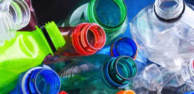 Boş renkli karbonatlı içecek şişeleri. Plastik atık