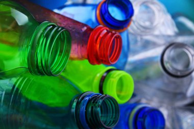 Boş renkli karbonatlı içecek şişeleri. Plastik atık