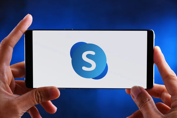 Poznan Pol Feb 2020 Ręce Smartfonem Wyświetlającym Logo Skype Dla — Zdjęcie stockowe