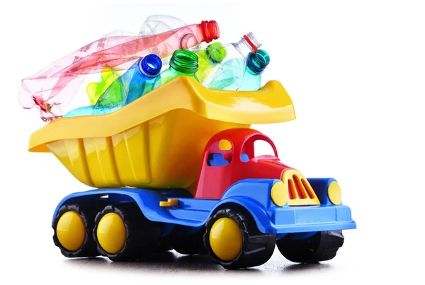 Caminhão Brinquedo Plástico Colorido Carregado Com Garrafas Plástico Isolado Branco — Fotografia de Stock