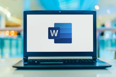 POZNAN, POL - 18 Şubat 2020: Microsoft Word 'ün bir kelime işlemcisi olan Microsoft Word' ün logosunu gösteren dizüstü bilgisayar