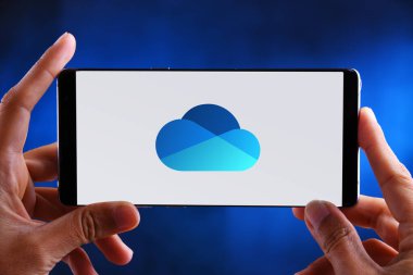 POZNAN, POL - 19 Şubat 2020: Microsoft tarafından işletilen Microsoft OneDrive dosya sunucu servisi ve senkronizasyon servisi olan Microsoft OneDrive 'ın logosunu gösteren akıllı telefon