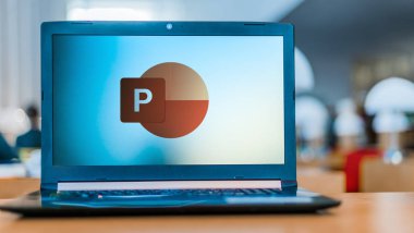 POZNAN, POL - 19 Şubat 2020: Microsoft tarafından geliştirilen Office aile yazılımı ve hizmetlerinin bir parçası olan Microsoft PowerPoint 'in bir sunum programı olan laptop görüntüleme logosu