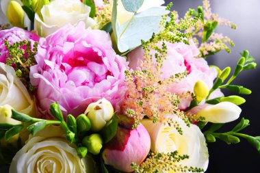 Taze kesilmiş çiçek buketiyle kompozisyon.