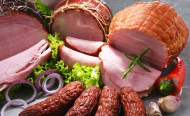 Çeşitli et ürünleri ile kompozisyon.