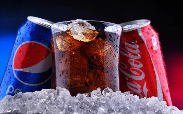 波兹南 波尔图 2020年2月13日 两罐世界上最受欢迎的软饮料 可口可乐和百事可乐以及一杯加冰的饮料 — 图库照片