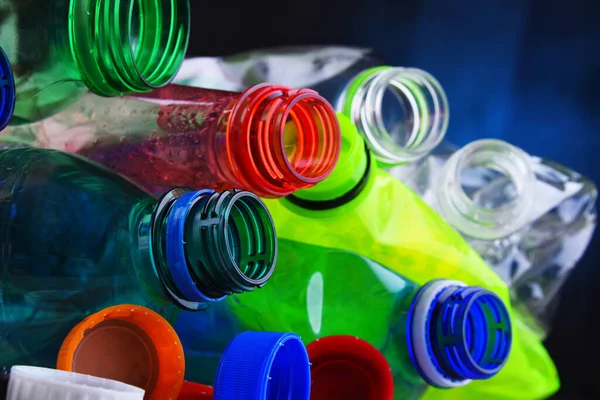 空的彩色碳酸饮料瓶 塑料废物 — 图库照片