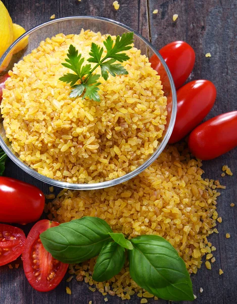 Tigela Bulgur Não Cozido Mesa Madeira — Fotografia de Stock