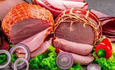 Çeşitli et ürünleri ile kompozisyon.