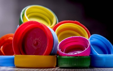Renkli plastik şişe kapakları ile kompozisyon. Geri dönüşüm