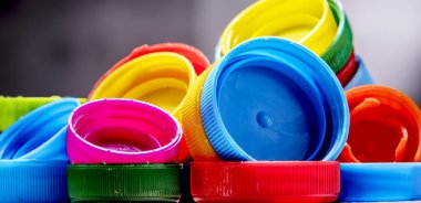Renkli plastik şişe kapakları ile kompozisyon. Geri dönüşüm